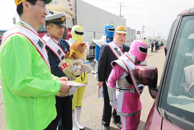 街頭指導所で鈴木市長、渋谷署長、小柳燕市交通安全協会長とメテオレンジャー、広報犬の茶豆がドライバーに安全運転を呼びかけ