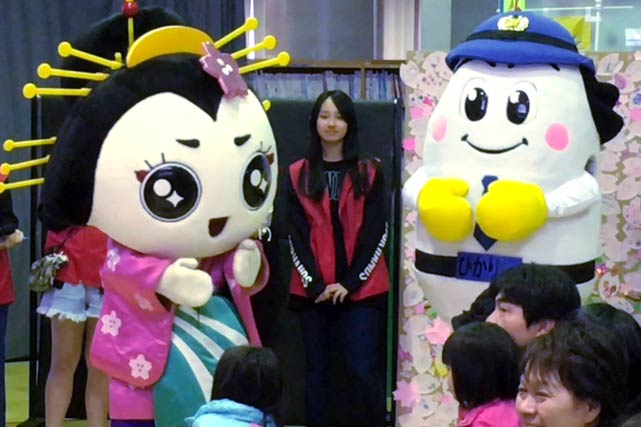 「逃げ恥」の恋ダンス踊る「きららん」(左)と「ひかりちゃん」