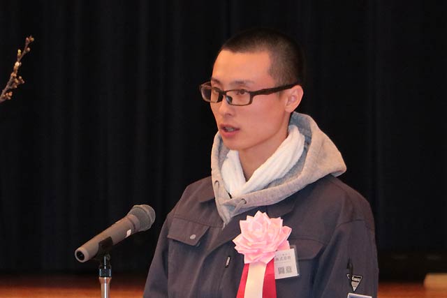 新入社員代表で謝辞を述べる伊藤さん 