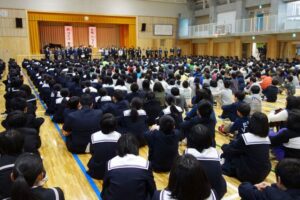 県内初の義務教育学校「三条市立大崎学園」で1学期の始業式