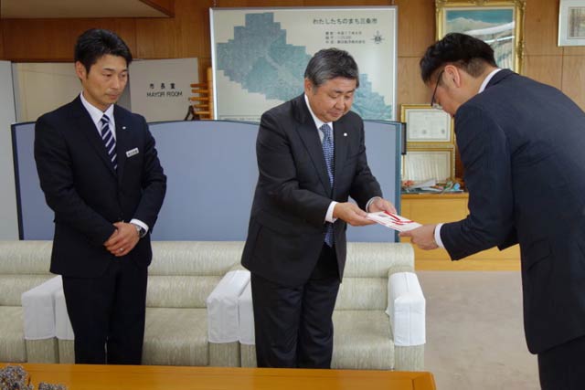 左から三条信用金庫の森山本店長代理、西潟理事長、国定市長