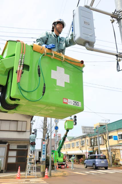和田電機が分水おいらん道中の会場周辺18カ所の交差点で信号機の清掃活動を行う