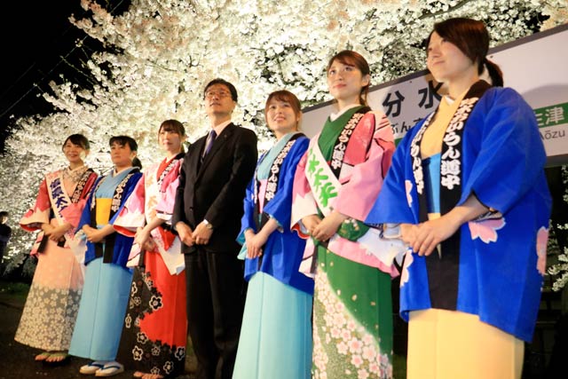 分水駅で臨時列車快速「夜桜Shu*Kura」を迎えたおいらん役とほうかん役、鈴木市長も一緒に記念撮影