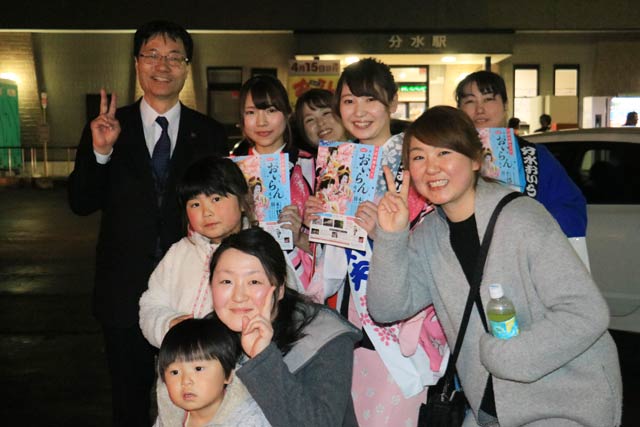 駅前に集まった人たちと記念撮影