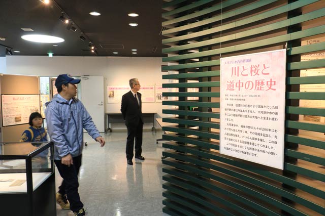 信濃川大河津資料館で開かれている特別展示「川と桜と道中の歴史」