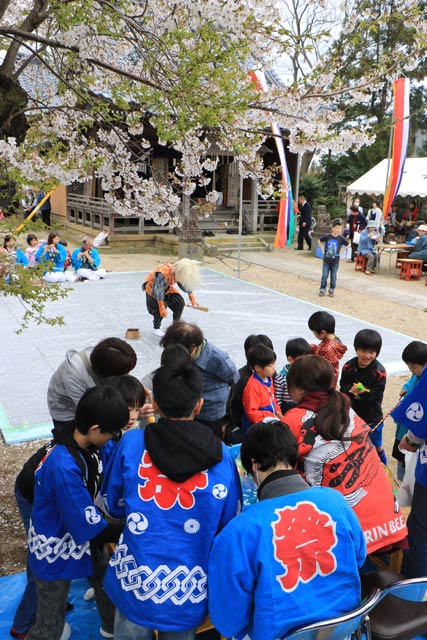 ヨーヨー釣りに熱中する子どもたち