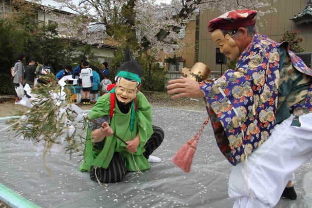 初めて大川津神楽会による舞の披露