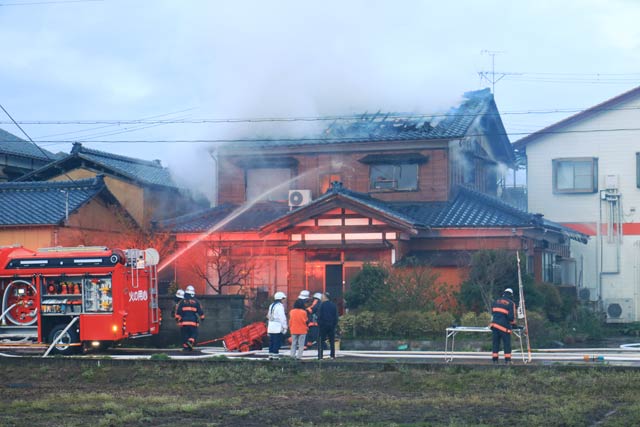 火災現場、右の白い建物が「キナレヤ」
