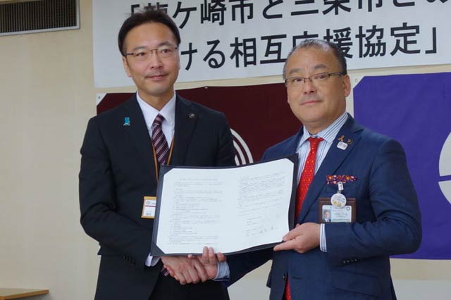 協定を締結して握手する国定市長(左)と龍ケ崎市の中山市長