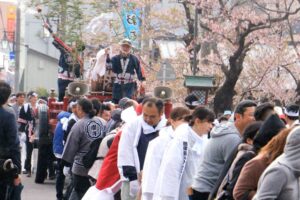 昨年に続く荒天のなかでも弥彦の湯かけまつりはかけ声も威勢良く