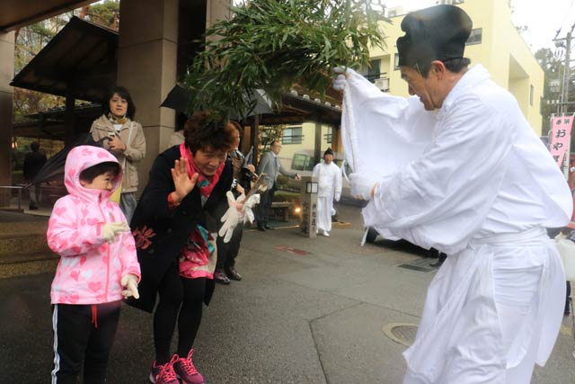 神湯をかけてもらう見物客
