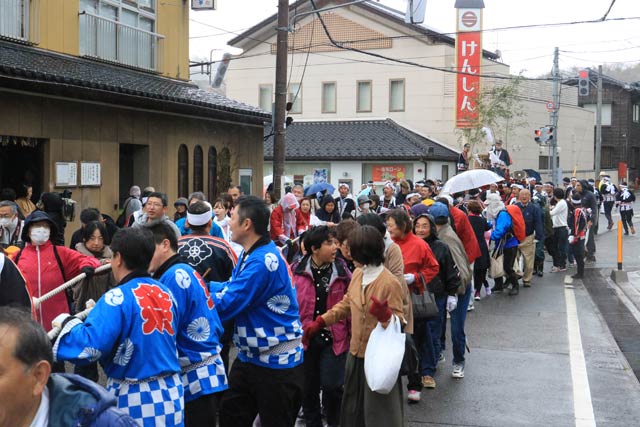 荒天の割に大勢に一般参加者で湯曳き車を引く 