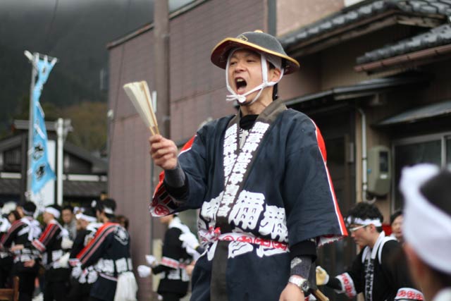 湯かけまつりを事故なく務めあげた弥彦神社氏子青年会の三方会長