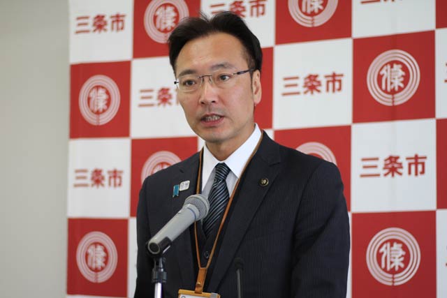記者会見する国定市長