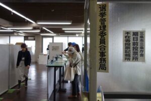16日の市役所第二庁舎に開設された三条市議選期日前投票所