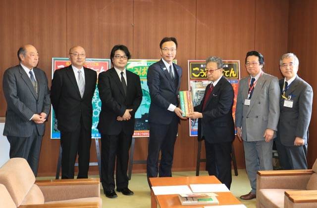 公益社団法人燕三条地場産業振興センターから社会福祉法人新潟県視覚障害者福祉協会に「燕三条職人のことば集　こうばのじてん」点字版2セットを寄付