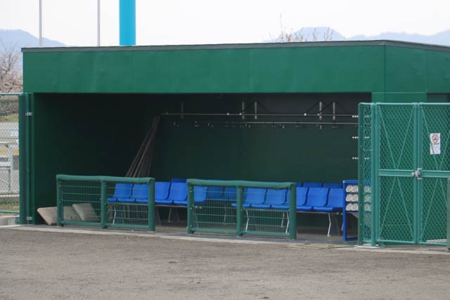 野球場改修事業で整備した「スポーツランド燕」野球場のダッグアウト