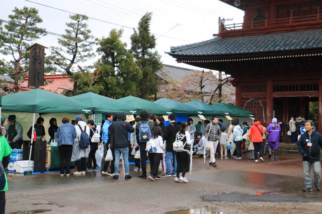 「寺deマルシェ」で本成寺の赤門前に並んだ店舗