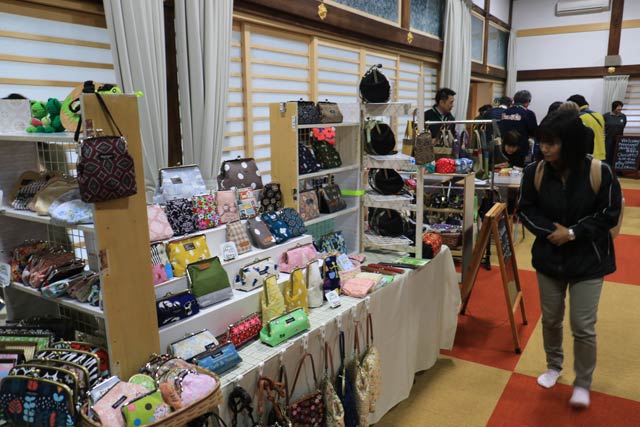 三条別院では建物内でも出店