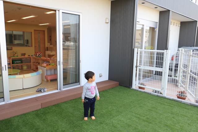 開放的な園庭ともいえるテラス