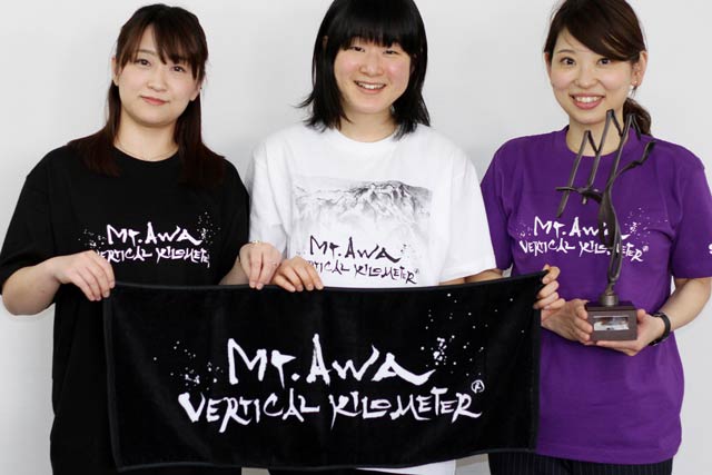 優勝トロフィーとオリジナルTシャツとタオル、いちばん右の紫のTシャツはスタッフ用