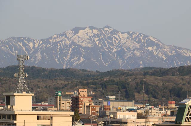 19日に三条市役所から望む粟ヶ岳