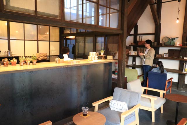 TREE入り口のカフェスペース