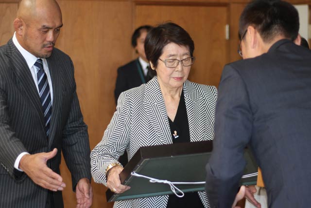 名誉市民の称号を受ける馬場元子さん