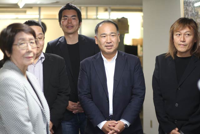 馬場元子さんといちばん右が「三条の英雄・ジャイアント馬場を名誉市民にする会」会長の川上真樹さん