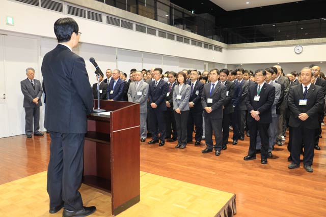 無投票で3選の鈴木市長が3期目の初日朝に職員に対して訓示