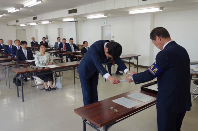 4千票を超す記録的な得票で3期連続トップ当選の名古屋氏が最初に当選証書を受ける