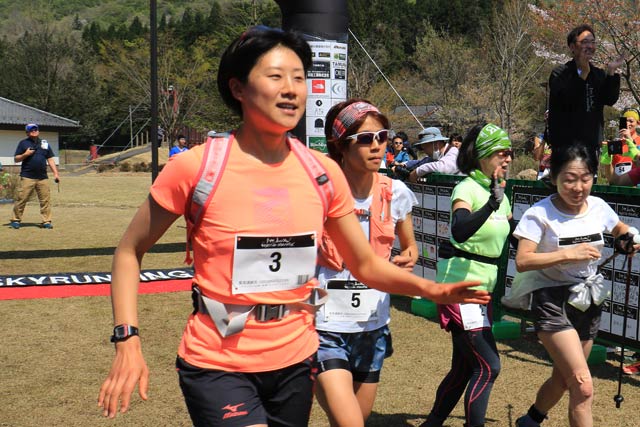 バーティカルキロメーターで18歳以上49歳以下女子で3位となった蓑口さんのスタート