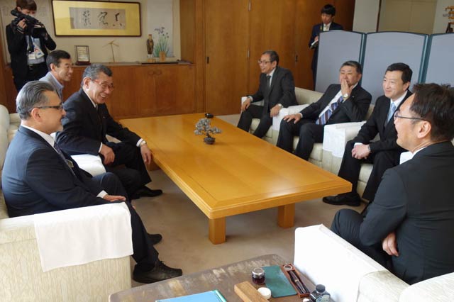 市長室で国定市長と歓談する三条南ロータリークラブメンバー