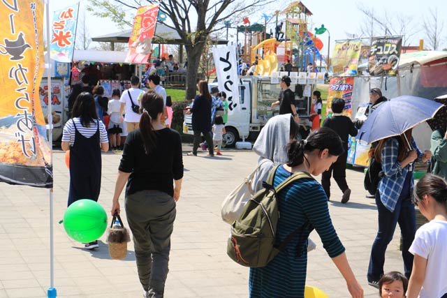 22日に吉田ふれあい広場で開かれた吉田地区の「さくらフェス」は好天で大にぎわい