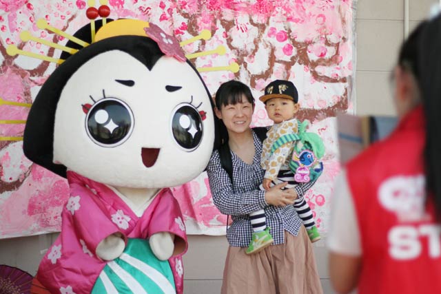 燕市観光PRキャラクター「きららん」と記念写真