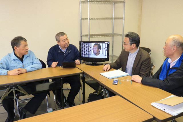 2作目完成で記者会見する夢工場のメンバー、左から南波孝一郎さん、工場長の高橋正行さん、大滝利弘さん、撮影編集の川崎栄治さん