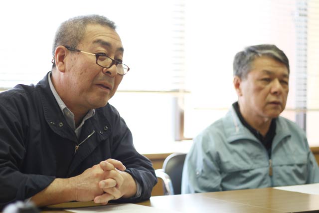 工場長の高橋さん(左)