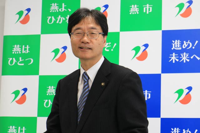 定例記者会見を行う鈴木市長