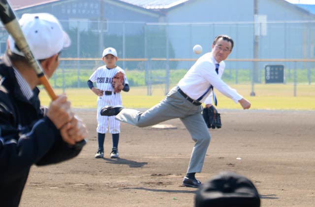 仲野教育長が始球式