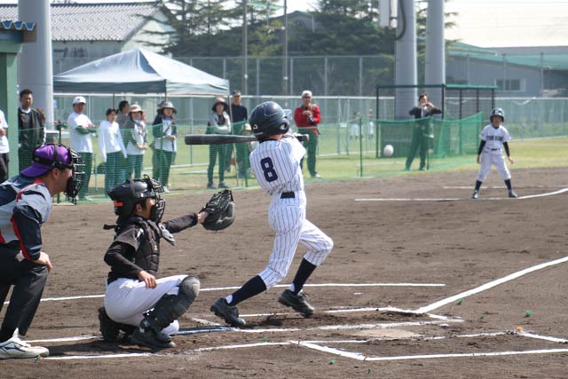 初回先頭打者でいきなり三塁打を放つ小中川バッファローズの布施皓也君