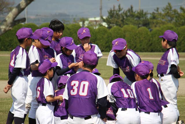 試合前にウオーミングアップとミーティングをする小池野球スポーツ少年団
