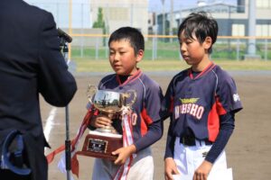 第6回東京ヤクルトスワローズカップ少年野球交流大会燕市予選会で優勝して本大会出場権を獲得した燕西小野球スポーツ少年団に賞状や優勝カップ