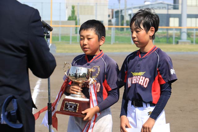 第6回東京ヤクルトスワローズカップ少年野球交流大会燕市予選会で優勝して本大会出場権を獲得した燕西小野球スポーツ少年団に賞状や優勝カップ