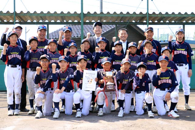 優勝した燕西小野球スポーツ少年団の選手ら