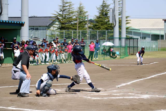 決勝の初回で勢いに乗る満塁ランニング本塁打を放った燕西小野球スポーツ少年団の土田捕手