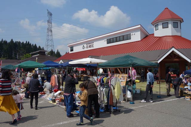 にぎわう道の駅「漢学の里 しただ」