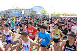 第29回燕マラソン大会の3km(一般・中学生)のスタート