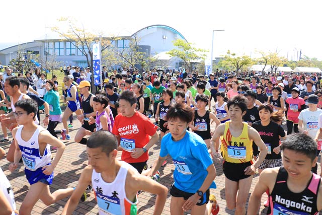 第29回燕マラソン大会の3km（一般･中学生）のスタート