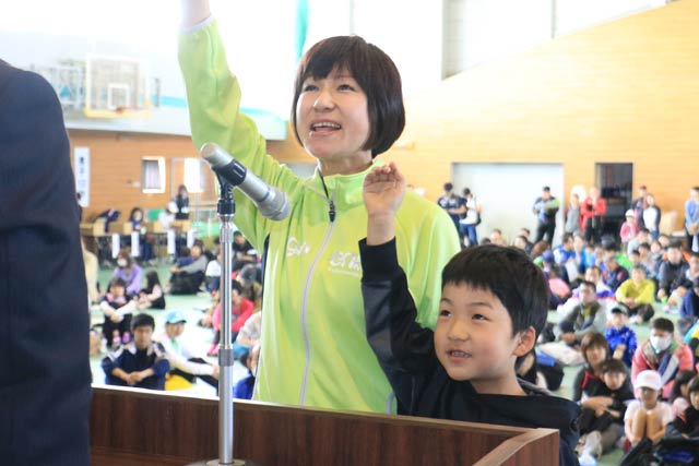 選手宣誓を行う燕リトルウイングRC所属の小柳さん親子