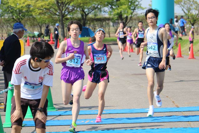 全力を出し切ってゴールする選手